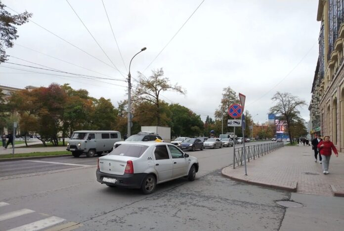 Выручка новосибирских таксистов за год упала на треть