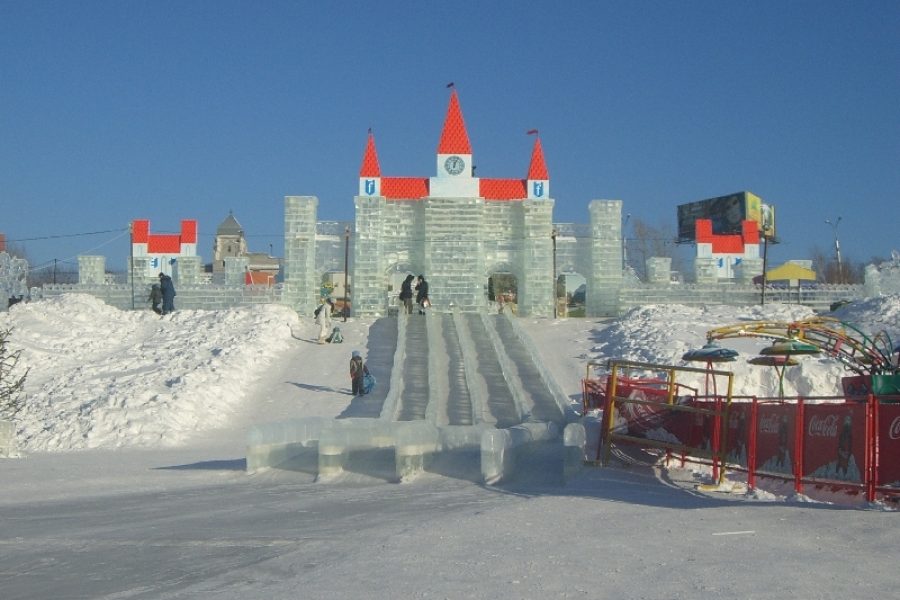 Горки в новосибирске зимой. Ледовый городок Новосибирск. Ледовый городок Новосибирск Речной вокзал. Ледниковый городок в Новосибирске. Новосибирск зимний городок.