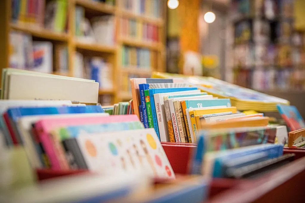 Книжные магазины удаляют книги после принятия закона о запрете ЛГБТ-пропаганды
