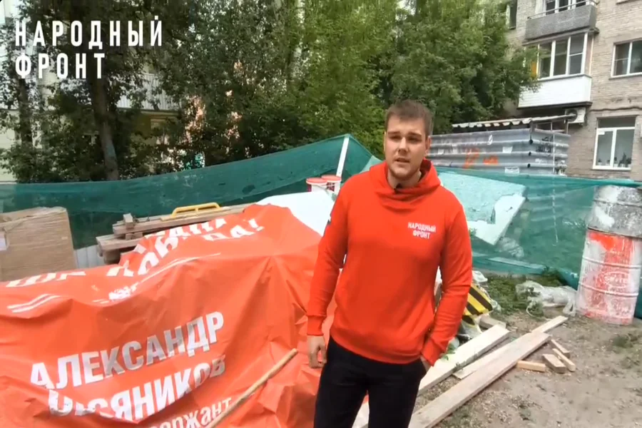 В Новосибирске строительный мусор накрыли баннером с фотографией участника СВО