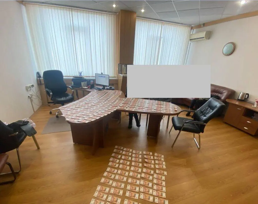 За дачу взятки крупному налоговику задержаны глава транспортной компании и посредник