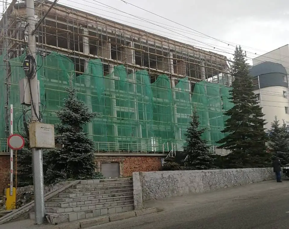 В Новосибирске разбирают банковское здание на Речном вокзале