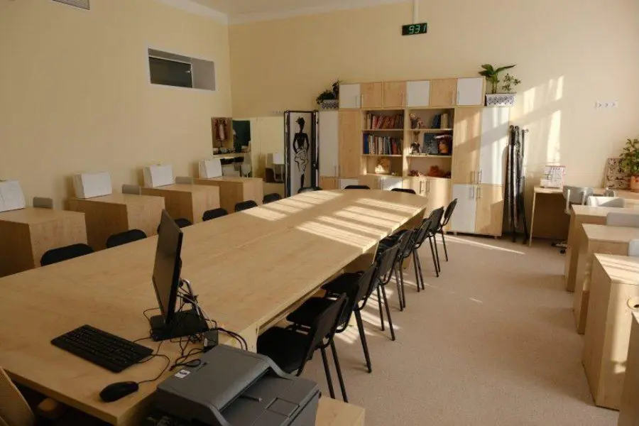 52 первоклассникам отказали в приеме в экономический лицей на улице Крылова