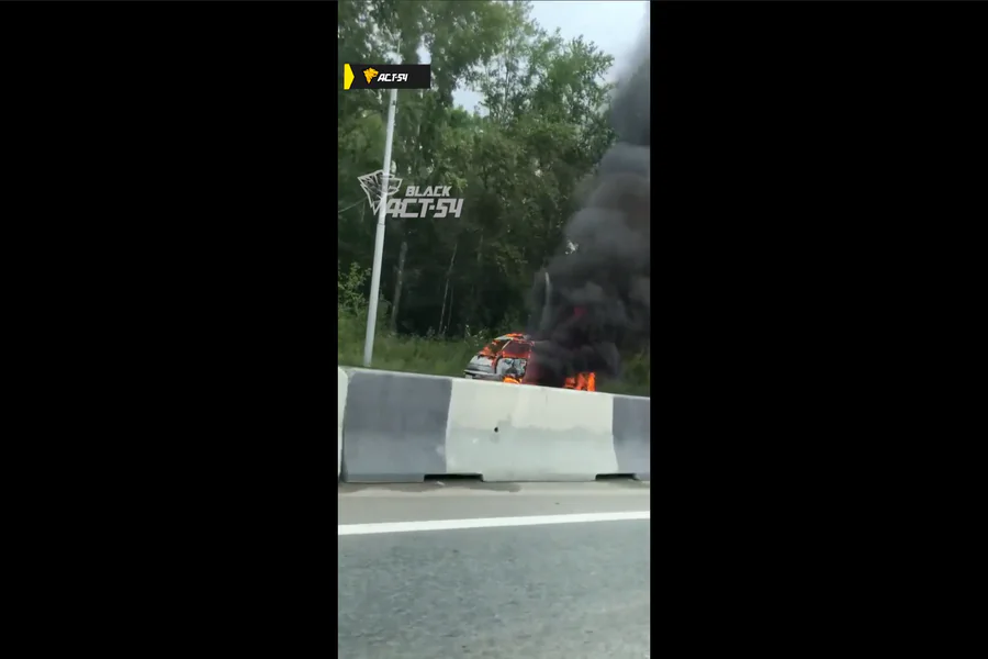 Пожарные потушили загоревшийся минивен на Гусинобродском шоссе
