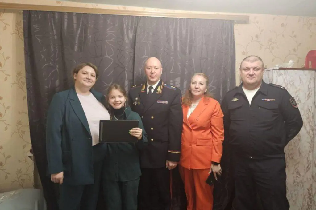 Юная сибирячка получила планшет на Новый год от главного полицейского в НСО