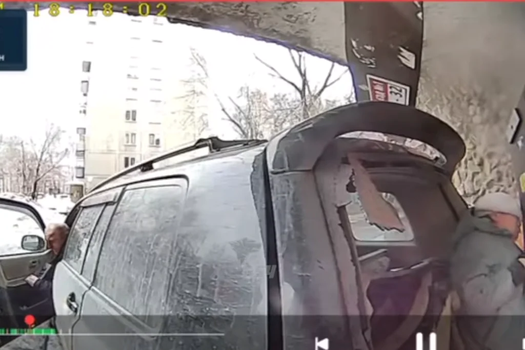 «Перепутал педали тормоза»: водитель кроссовера резко сдал назад и придавил женщину у подъезда в Новосибирске