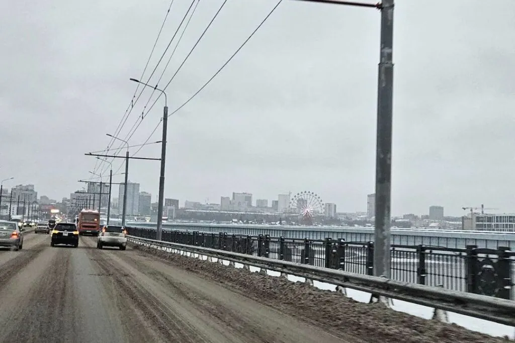 Тротуары для пешеходов открыли на Октябрьском мосту в Новосибирске