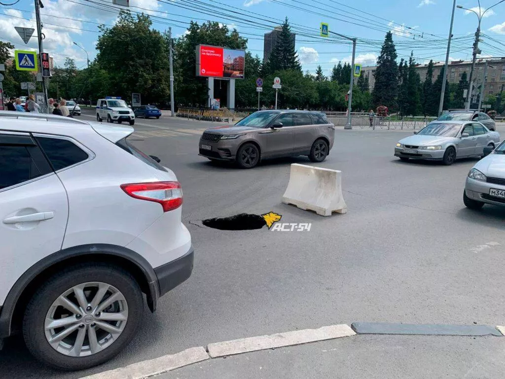 На главной улице Новосибирска провалился асфальт