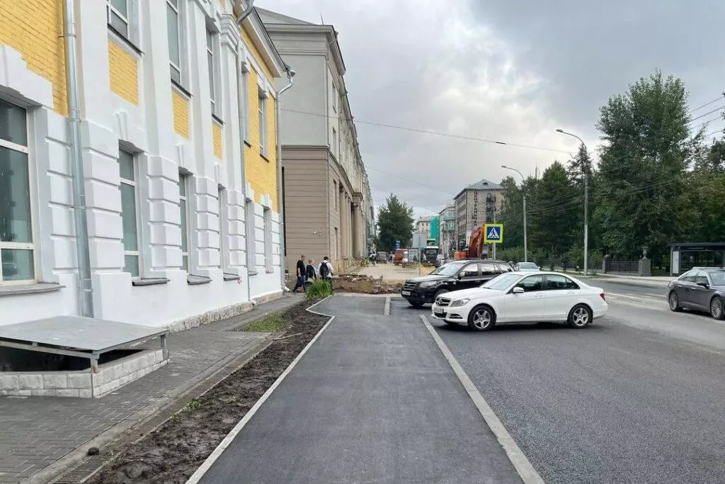 Врачи недовольны переносом парковки у детской поликлиники в центре Новосибирска