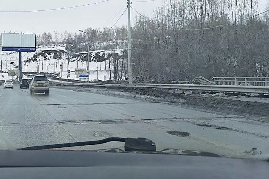 Ямы на улице Большевистской